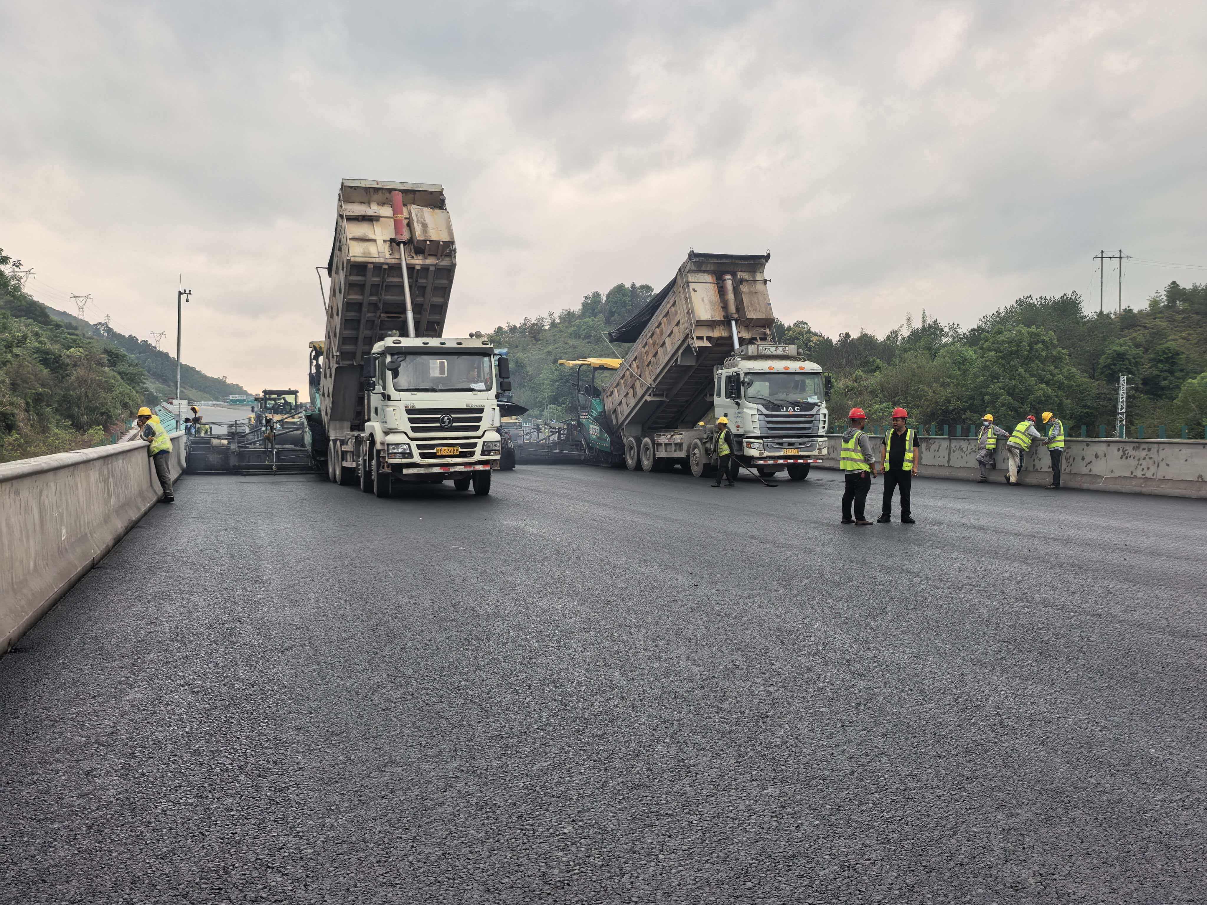广东高速沥青摊铺施工